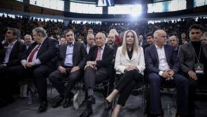 ΠαΣοΚική πλάκα σε Λοΐζου-ΣΥΡΙΖΑ: «Καλημέρα Ήλιε» και «Bella Ciao» στο ΣΕΦ