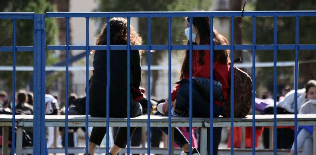 Πλέγμα προστασίας εκπαιδευτικών και γιατρών από τους αρνητές