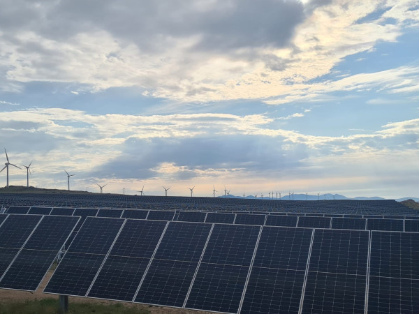 EDP Renewables: Σε λειτουργία το αιολικό-ηλιακό υβριδικό έργο της Ισπανίας