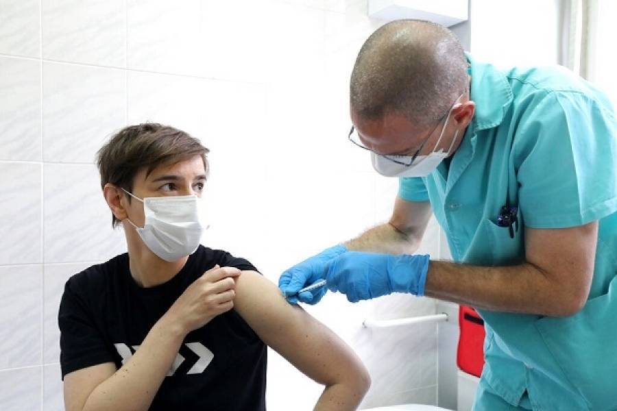 Εμβολιάστηκε on camera η πρωθυπουργός της Σερβίας Άνα Μπρνάμπιτς