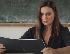 Ριγιούνιον: Ο σπαρακτικός μονόλογος της Καρυοφυλλιάς Καραμπέτη είναι on line