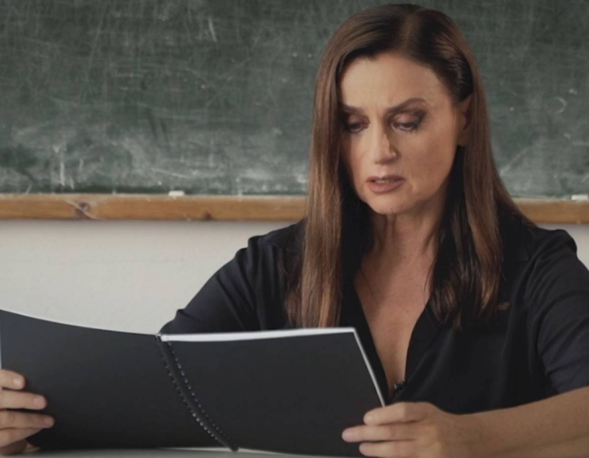 Ριγιούνιον: Ο σπαρακτικός μονόλογος της Καρυοφυλλιάς Καραμπέτη είναι on line