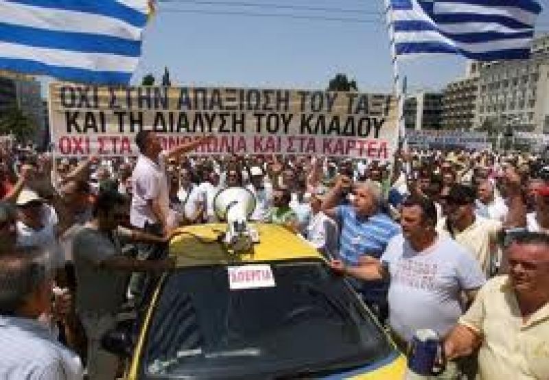 "Μπλόκα" σε όλη τη χώρα στήνουν οι ιδιοκτήτες ταξί