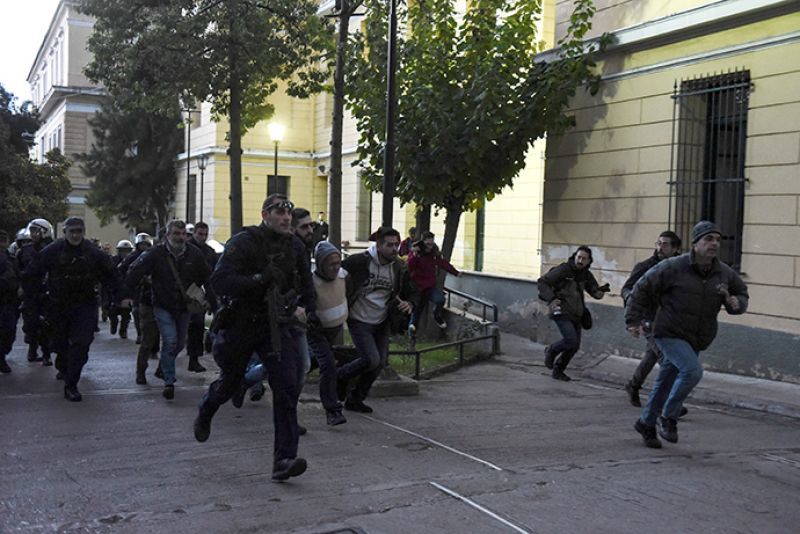 ΜΑΤ φυγάδευσαν τον δολοφόνο της εφοριακού-Κρίθηκε προφυλακιστέος