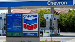 Chevron: Βουτιά στα κέρδη από φθηνό πετρέλαιο και το κόστος εξαγοράς της Hess