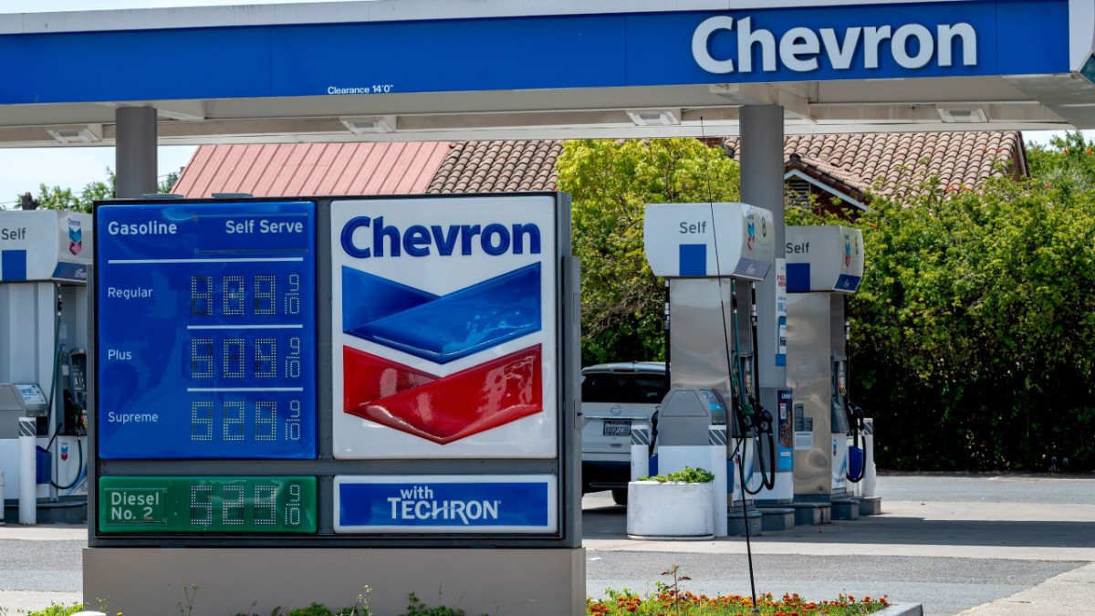 Chevron: Βουτιά στα κέρδη από φθηνό πετρέλαιο και το κόστος εξαγοράς της Hess