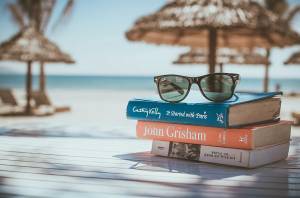 25+1 σπουδαία βιβλία για να πάρετε μαζί σας στις διακοπές