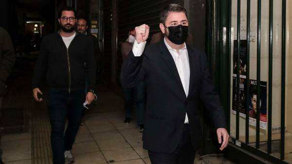 Συνεχείς επικοινωνίες ενόψει β' γύρου για τον Ανδρουλάκη