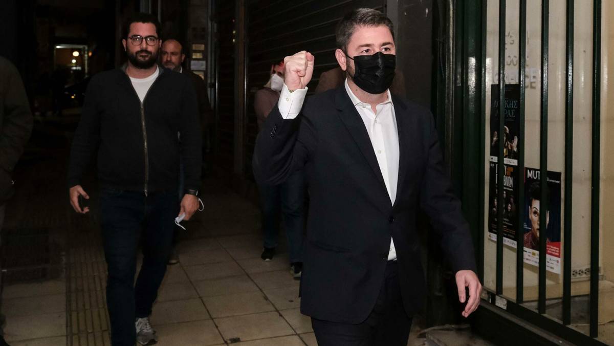 Συνεχείς επικοινωνίες ενόψει β' γύρου για τον Ανδρουλάκη