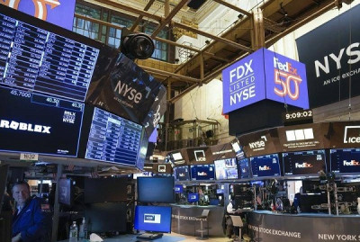 Wall Street: Ρευστοποιούν οι επενδυτές, αναμένοντας νέα για το χρέος