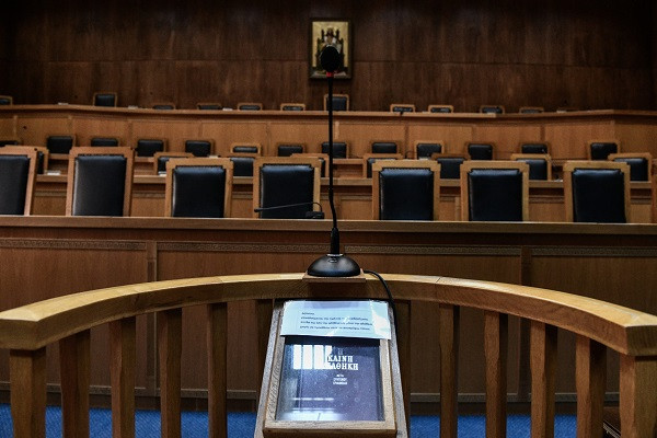 Τηλεοπτικές άδειες: Τι κατέθεσε η γραμματέας του Καλογρίτσα