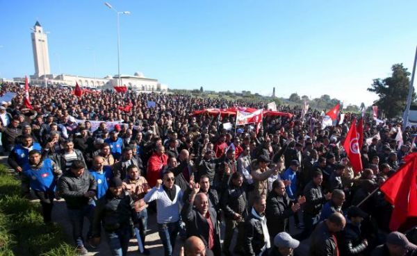Τυνησία: Εκατοντάδες αστυνομικοί μπροστά από το προεδρικό Μέγαρο