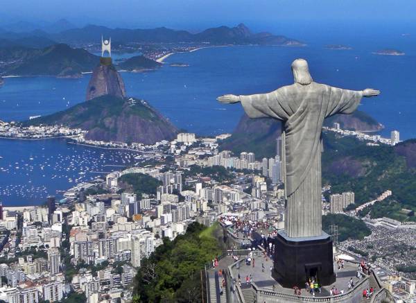 Εκλογές Βραζιλία: Το άγαλμα του Χριστού στο Ρίο χαιρετά φασιστικά