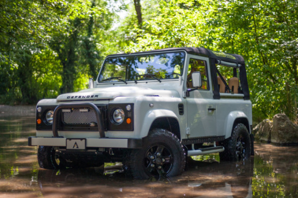 Το εντυπωσιακό «λίφτινγκ» ενός Land Rover D90 του 1989