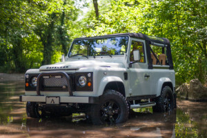 Το εντυπωσιακό «λίφτινγκ» ενός Land Rover D90 του 1989