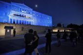 Ντύνουν στα… ροζ τη Βουλή