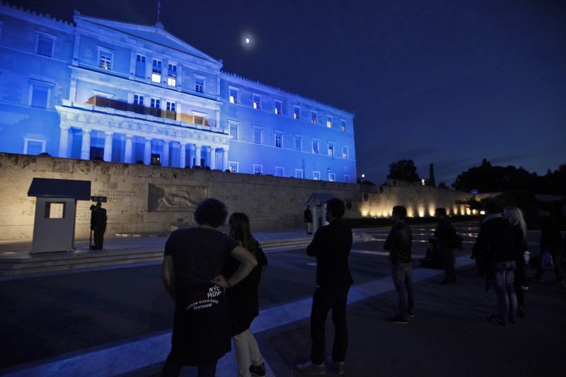 Ντύνουν στα… ροζ τη Βουλή