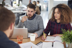 Το 79% των εργαζόμενων έχει αλλάξει στιλ ντυσίματος στη δουλειά