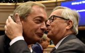 Γιούνκερ: Θλιβεροί ήρωες του Brexit Φάρατζ και Τζόνσον