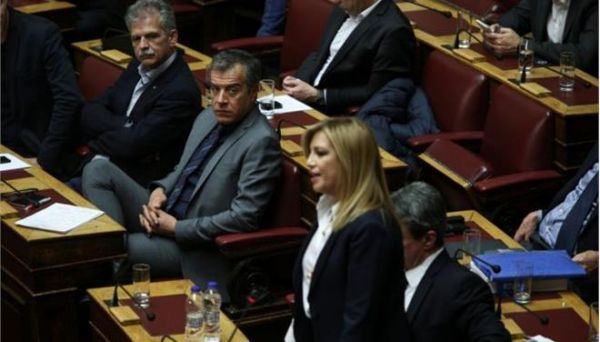 Φώφη χειροκροτεί Σταύρο - και τούμπαλιν