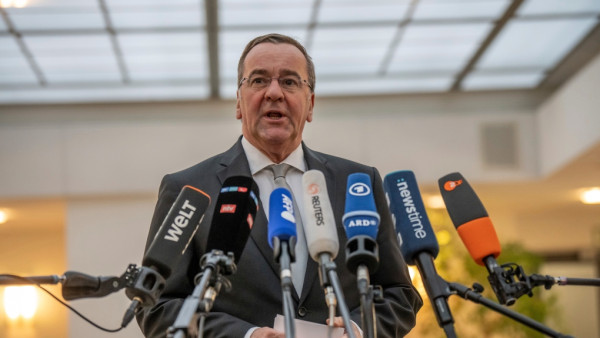 Γερμανός υπουργός Άμυνας: Η Ρωσία διεξάγει «πόλεμο πληροφοριών»