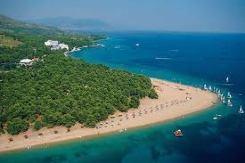 Η σημαία της Ρωσίας κυματίζει στη… Βόρεια Εύβοια