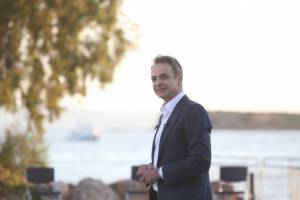 Το restart του τουρισμού κηρύσσει ο πρωθυπουργός από τη Σαντορίνη