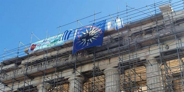 Άνδρας σκαρφάλωσε στον Παρθενώνα και κρέμασε σημαίες!