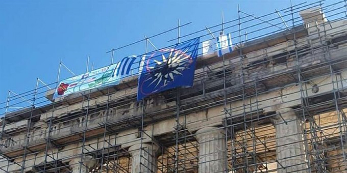 Άνδρας σκαρφάλωσε στον Παρθενώνα και κρέμασε σημαίες!