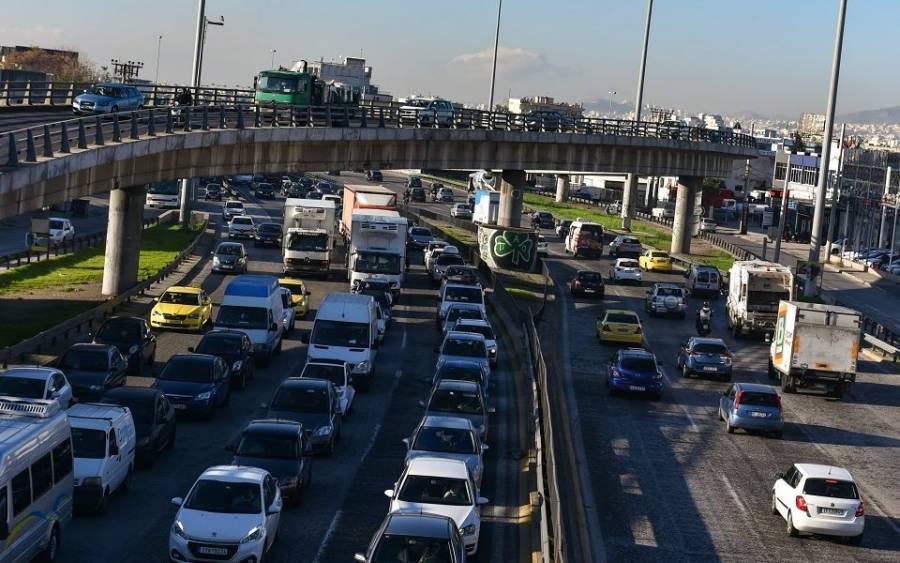 Το οικονομικό επιτελείο «σκέφτεται» ενδεχόμενο παράτασης πληρωμών των τελών κυκλοφορίας