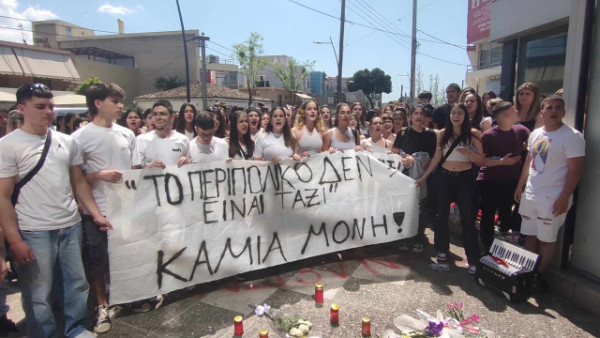 Η συγκλονιστική παρουσία μαθητών έξω από το ΑΤ Αγ.Αναργύρων (video)