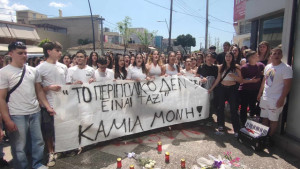 Η συγκλονιστική παρουσία μαθητών έξω από το ΑΤ Αγ.Αναργύρων (video)