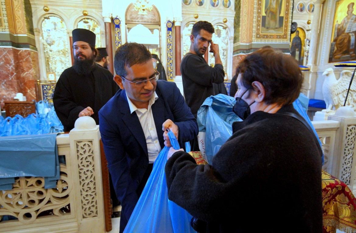 Διανομή τροφίμων στον Ιερό Ναό Αγίου Νικολάου Μητροπόλεως Πειραιώς