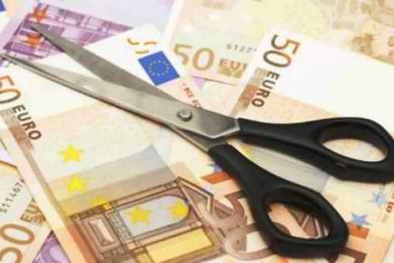 Έρχεται η σειρά για περικοπή στον κατώτατο μισθό των ιδιωτών;