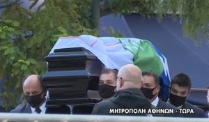 Στη Μητρόπολη η σορός της Φώφης Γεννηματά (video)