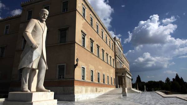 Γραφείο Προϋπολογισμού: Θετικές προοπτικές με... επιφυλάξεις για πανδημία και ενέργεια