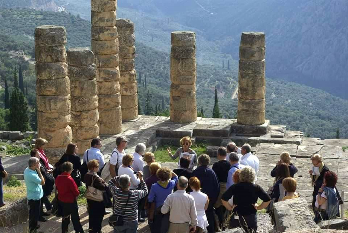 Ανοίγει πλατφόρμα αιτήσεων για τις Σχολές Ξεναγών σε Αθήνα, Θεσσαλονίκη και Ρόδο