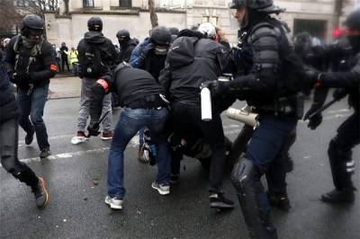 Συγκρούσεις με άρωμα «κίτρινων γιλέκων» στο Παρίσι
