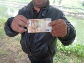 Σκηνές ροκ στα Τρίκαλα όταν ο ποταμός γέμισε χαρτονομίσματα