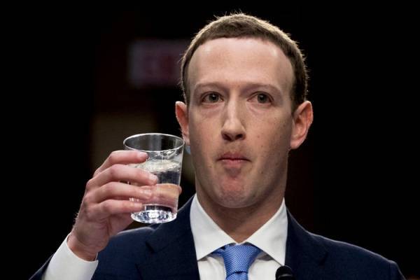 Το Facebook πληρώνει το σκάνδαλο Cambridge Analytica-Έχασε $130 δισ.