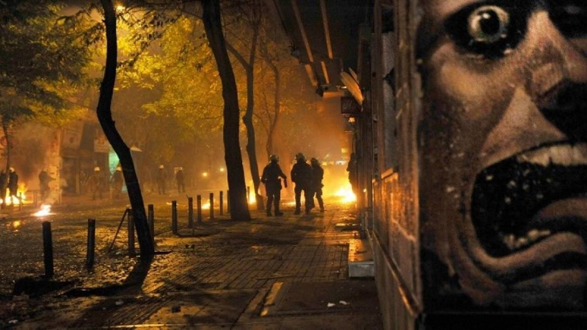 Εξάρχεια: Επίθεση με μολότοφ εναντίον των ΜΑΤ