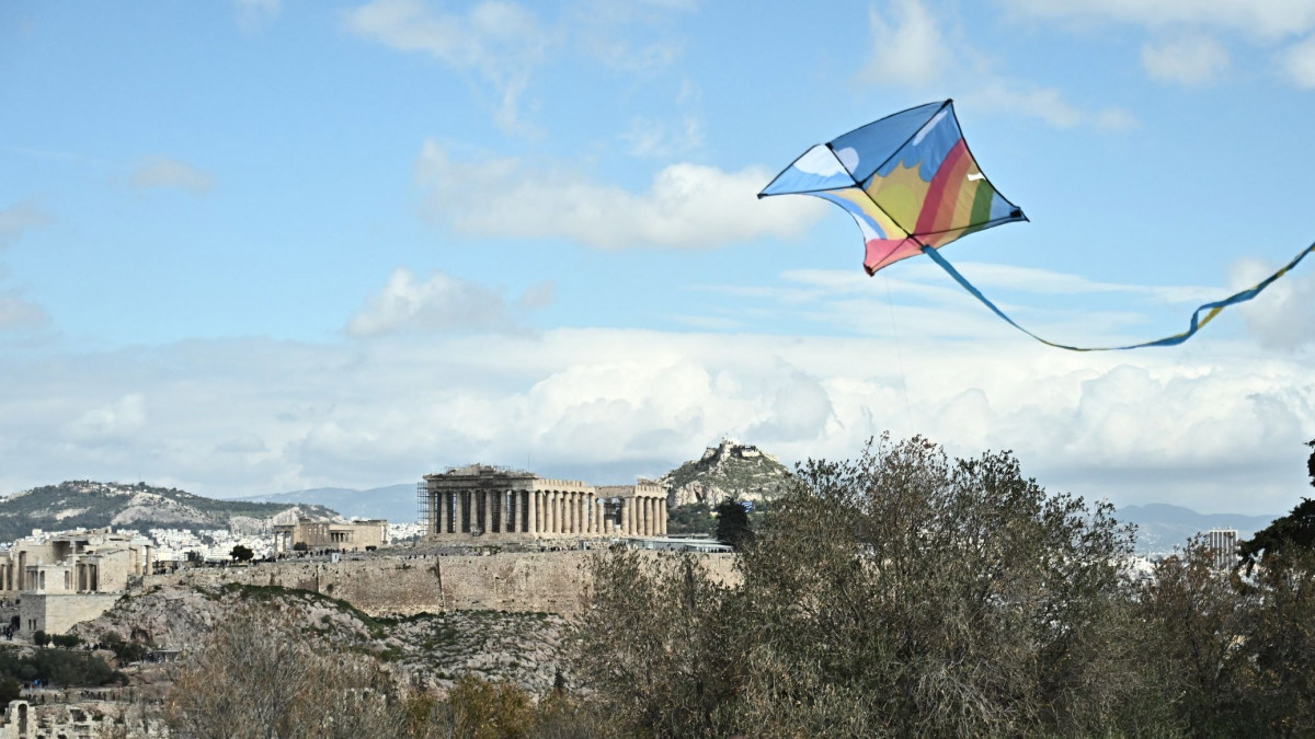 Χιουμοριστικό σποτ της ΕΛΑΣ ενόψει της Καθαράς Δευτέρας: «Ο χαρταετός θέλει αέρα, όχι αλκοόλ»