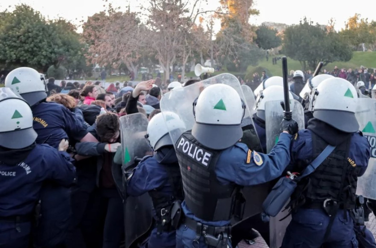 Μέγαρο Μουσικής: Ρίψη χημικών σε συγκέντρωση διαμαρτυρίας εκπαιδευτικών