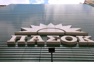 ΠΑΣΟΚ: Η κυβέρνηση που λεηλάτησε τους ελεύθερους επαγγελματίες, σήμερα μοιράζει «καθρεφτάκια»