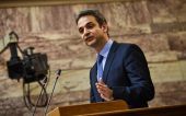 Μητσοτάκης για κυβέρνηση: Καταρρέουν και παίζουν με τους θεσμούς