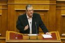 Μοίρασε τριαντάφυλλα στις δημοσιογράφους της Βουλής ο Κουτσούμπας