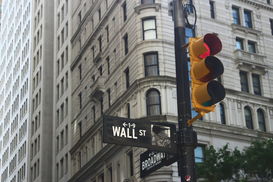 Η γεωπολιτική αβεβαιότητα επικράτησε στη Wall Street – Μεικτά πρόσημα με φόντο τον πόλεμο