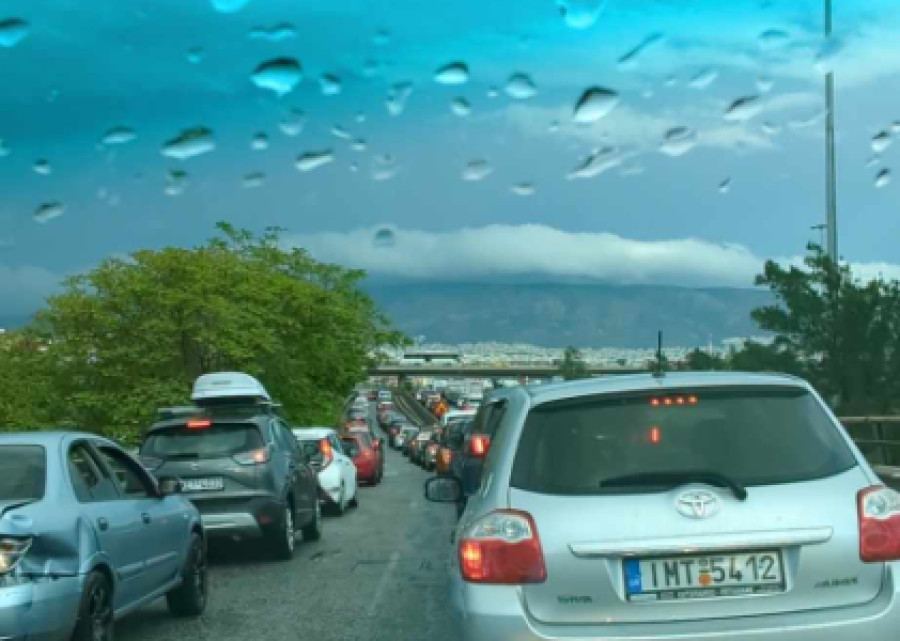 Χάος στην Αθήνα από την καταιγίδα- Ποιοι δρόμοι έκλεισαν
