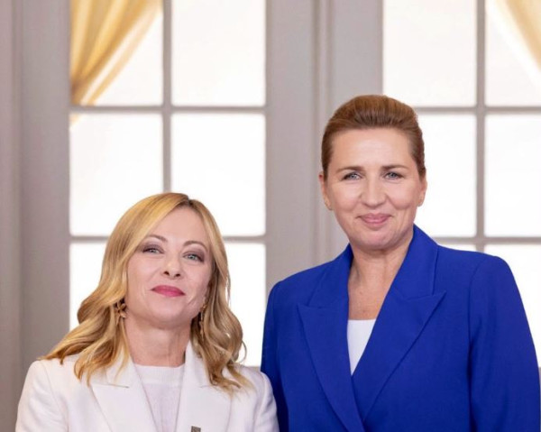 Αντιμεταναστευτική συμμαχία Μελόνι – Φρέντερικσεν με οδηγό τη «χριστιανική κληρονομιά»