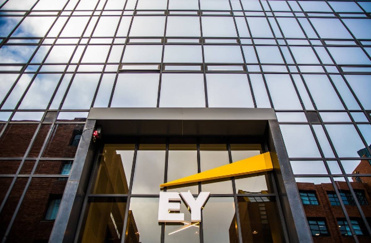 EY: Οι αποεπενδύσεις παγκοσμίως επιταχύνονται από την COVID-19
